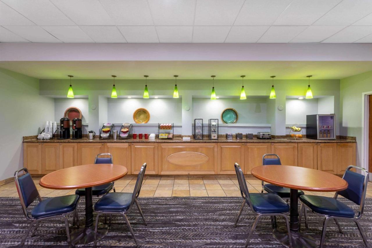 Ramada By Wyndham West Palm Beach Airport Extérieur photo