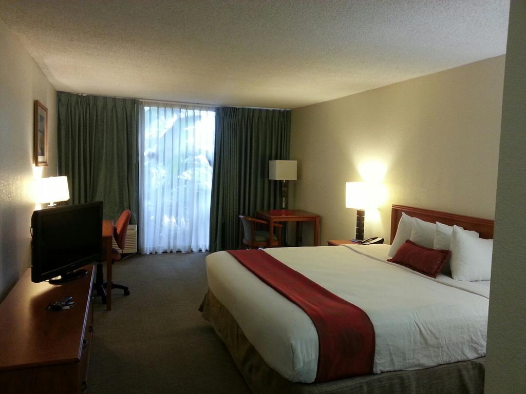 Ramada By Wyndham West Palm Beach Airport Extérieur photo