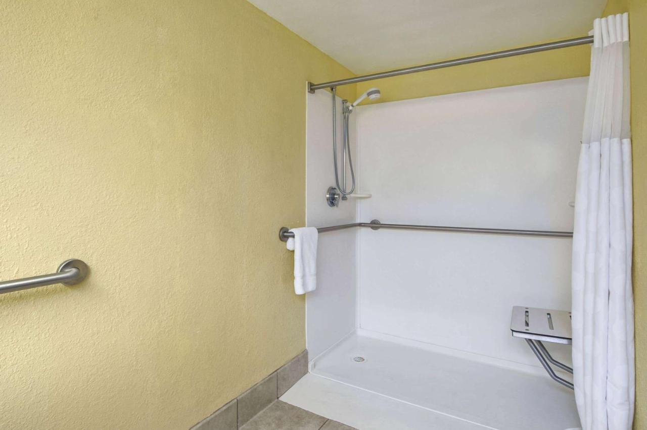 Ramada By Wyndham West Palm Beach Airport Extérieur photo